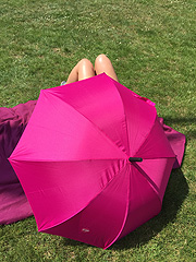 Heiß und sonnig wars, da half nur der eine oder andere Schirm (©Foto: Martin Schmitz